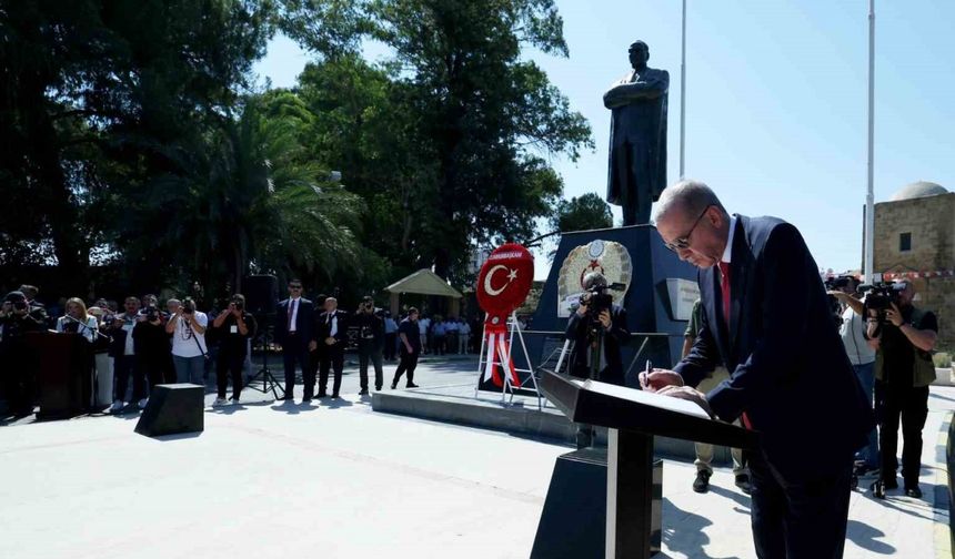 Cumhurbaşkanı Erdoğan, Atatürk Anıtı’na çelenk sundu