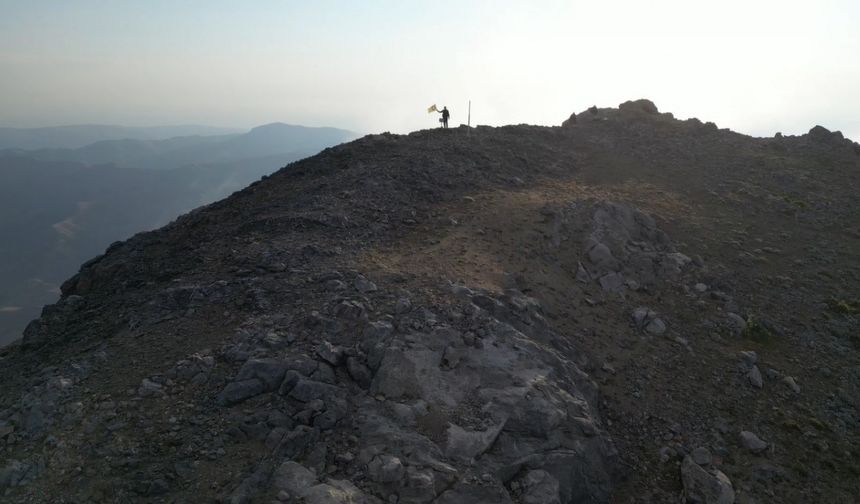 Depremde hayatını kaybedenlerin anısına zirve tırmanışı gerçekleştirdiler