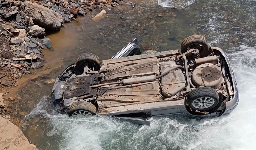 Dereye uçan otomobildeki 3 kişi yara almadan kurtuldu