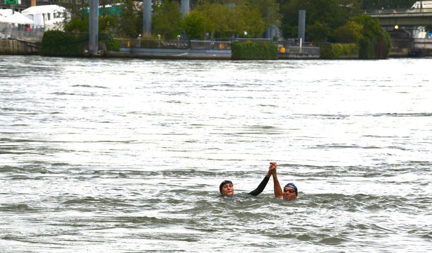 Fransa Spor Bakanı olimpiyatlara 13 gün kala Sen Nehri’nde yüzdü