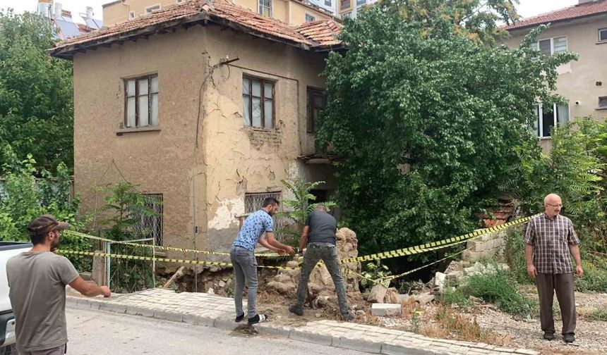 Karaman’da sel sularının temeline hasar verdiği 2 katlı kerpiç evde önlem alındı