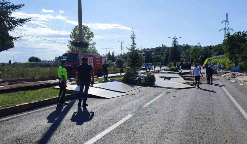 Kastamonu’da devrilen tırdaki suntalar yolu trafiğe kapattı: 1 yaralı