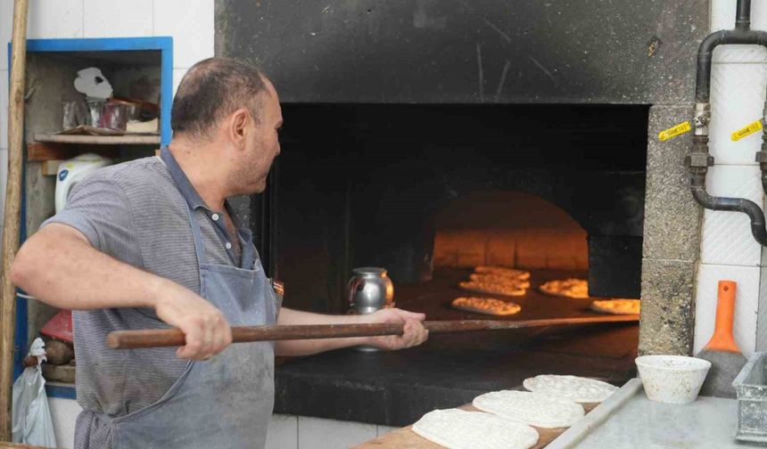 Kilis’in 40 derecelik sıcağında fırınların zorlu ekmek mesaisi