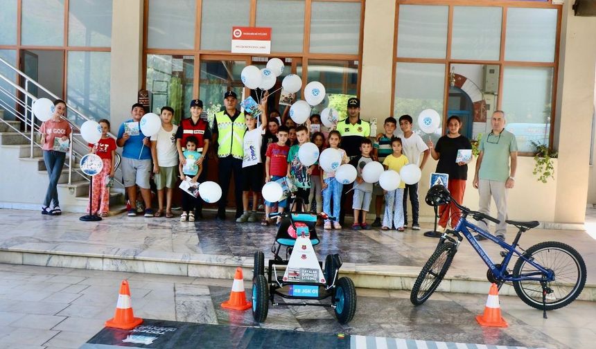 Mobil trafik güvenliği eğitim timi, öğrencilere trafik eğitimi verdi