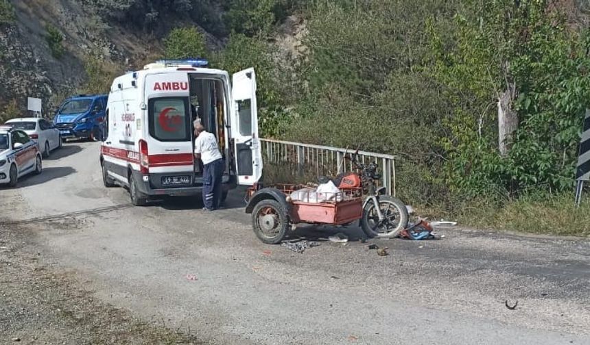 Motosiklet kamyona çarptı: 1 ölü, 1 yaralu