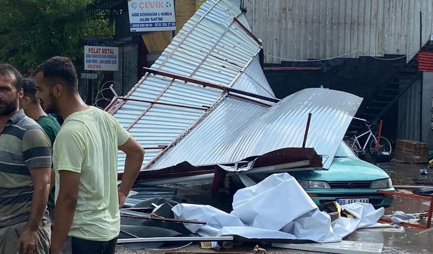 Osmaniye’de şiddetli fırtına çatıları uçurdu, yollar göle döndü