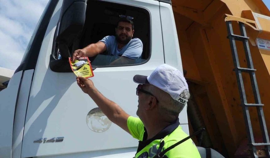 Polis ekipleri tır ve motosiklet sürücülerine bilgilendirici broşür dağıttı