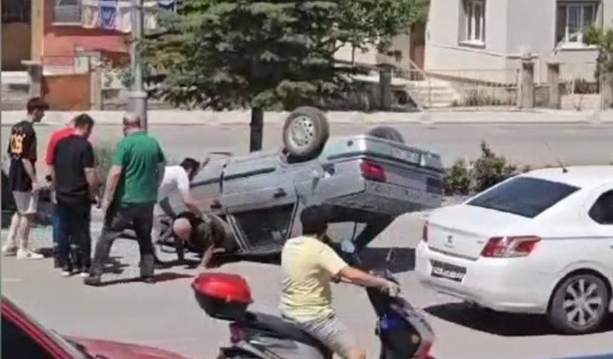 Takla atan otomobilin sürücüsünü araçtan vatandaşlar çıkardı