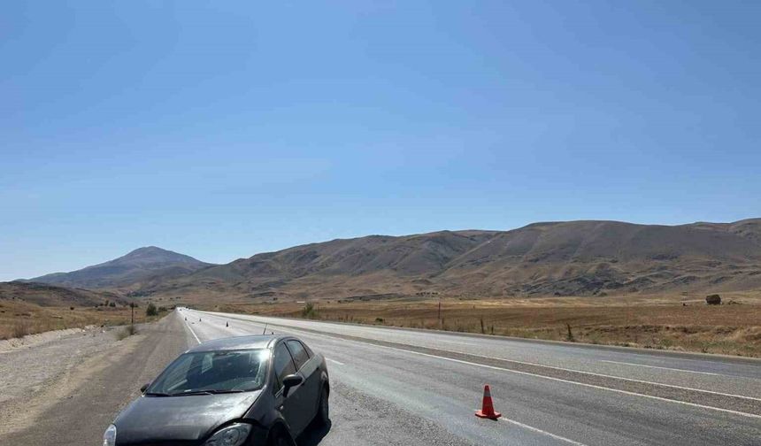 Tekeri patlayan otomobil su kanalına düştü