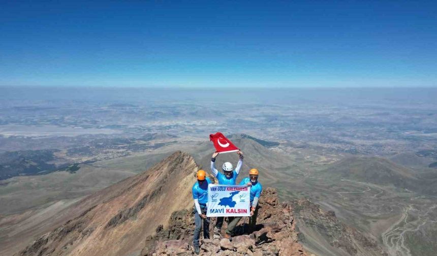 Van Gölü’ne dikkat çekmek için Erciyes Dağı’na tırmandılar