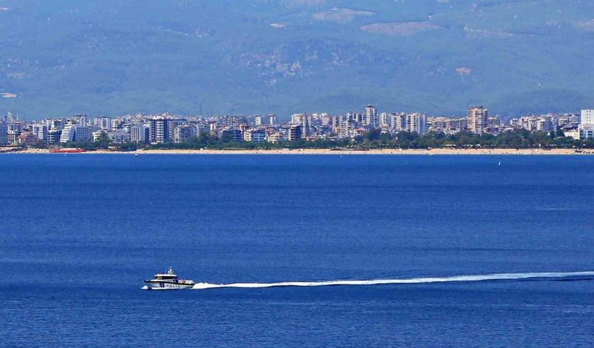 Yüzen 3 kişinin kıyıya dönemediği ihbarı deniz polisini alarma geçirdi