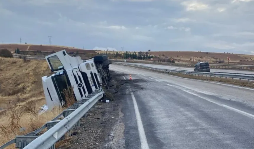 Adıyaman'da Kayganlaşan Yol Kaza Getirdi: Tır Şarampole Devrildi