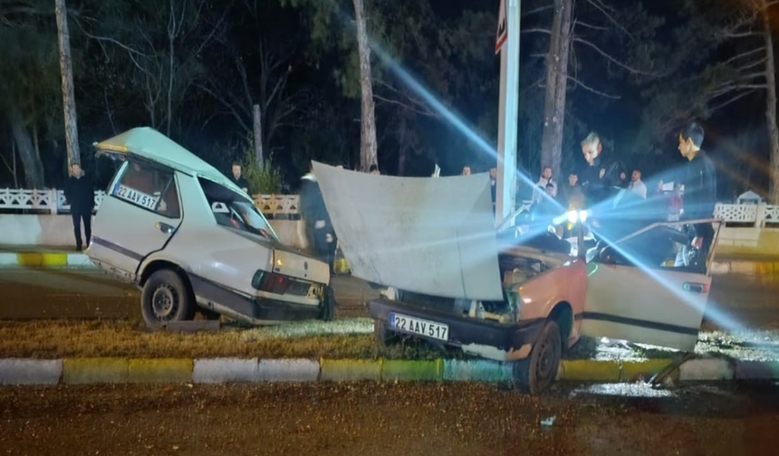 Edirne'de Korkunç Kaza: Otomobil İkiye Ayrıldı, 2 Yaralı