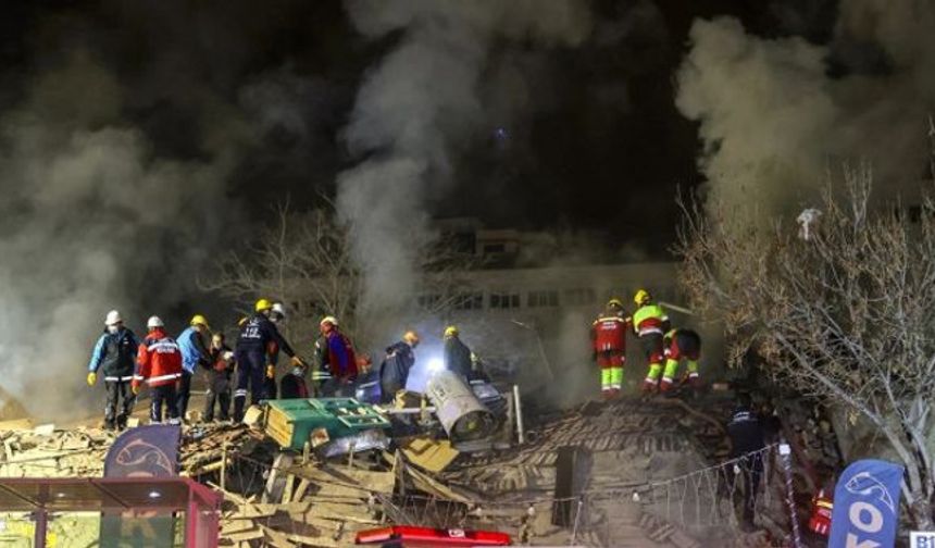 Konya'da Bina Çöktü: Enkaz Altında Mahsur Kalanlar Kurtarılmaya Çalışılıyor