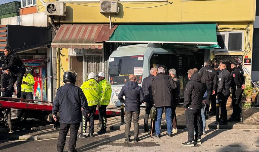 Kartal’da Feci Kaza: Yolcu Minibüsü Kuaför Dükkanına Girdi, 3 Yaralı