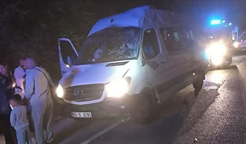 Tokat'ta Düğün Yolculuğunda Faciadan Dönüldü: Minibüs İstinat Duvarına Çarptı, 13 Kişi Yaralandı