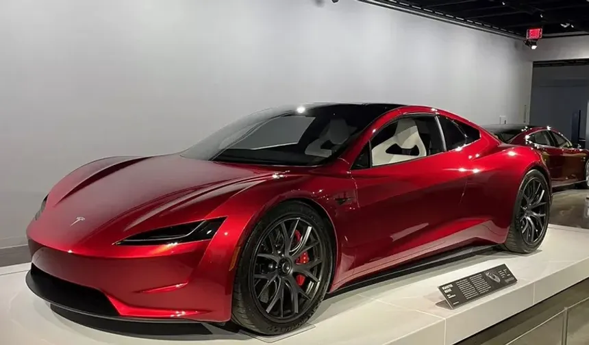 Elon Musk'tan Tarihi Tesla Gösterisi: Yeni Roadster Mı Geliyor?