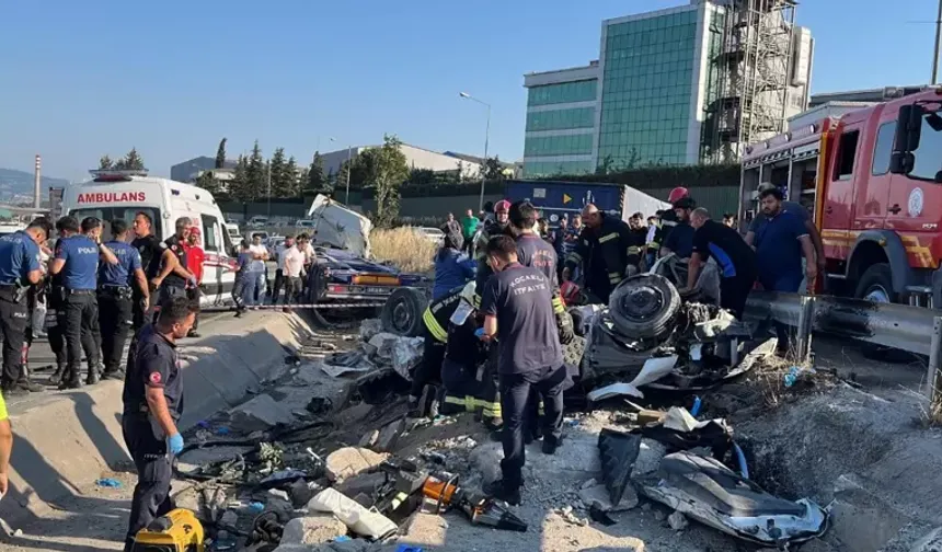 Kocaeli'de Zincirleme Kaza: TIR Dorsesi Otomobilin Üzerine Düştü, 5 Ölü
