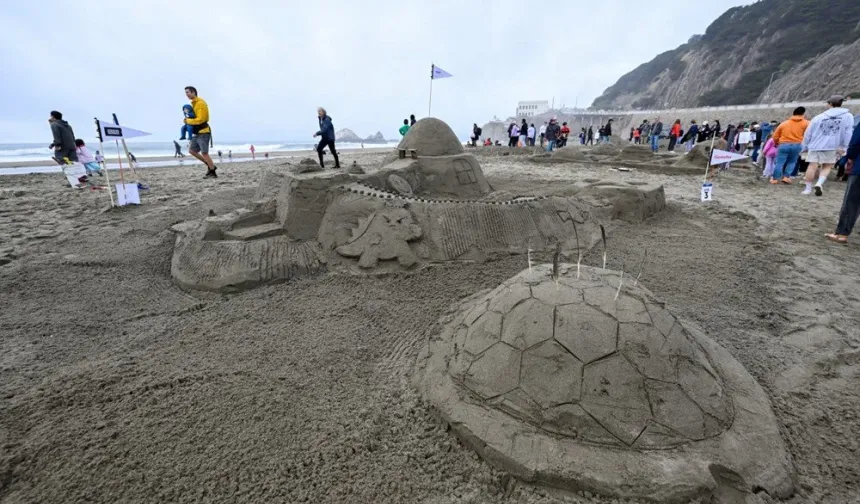 Okyanus Kıyısında Sanat Buluşması: Binlerce Kişi Kumdan Heykellerle “Level Up!” Dedi