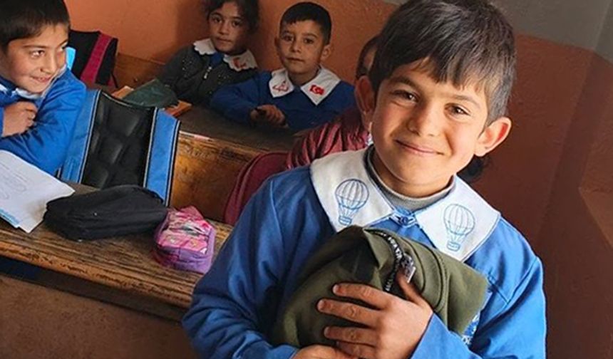 Köy Okulunda Sıcacık Bir An: Öğretmeninden Küçük Öğrencisine Unutulmaz Doğum Günü Sürprizi