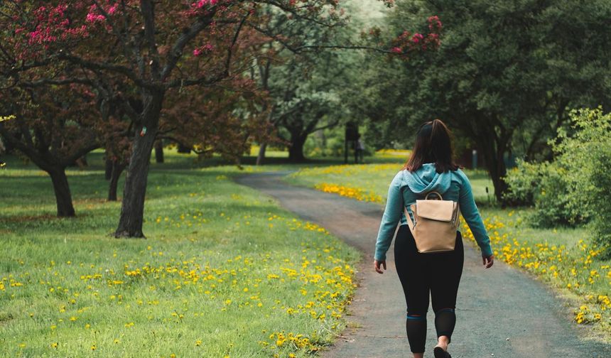 Telefonu Evde Bırakarak Yürümek: Sessiz Bir Saatin Beklenmedik Etkileri