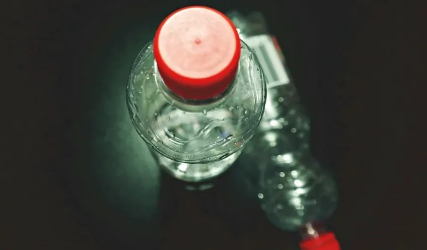 Şişe Sudaki Gizli Tehlike: Mikroplastik ve Bakteri Alarmı Büyüyor