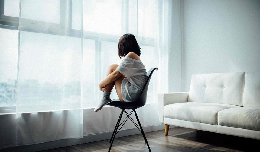 Zihinsel Yükten Kaçış: Evden Çıkmak İstememenin Psikolojideki Karşılığı