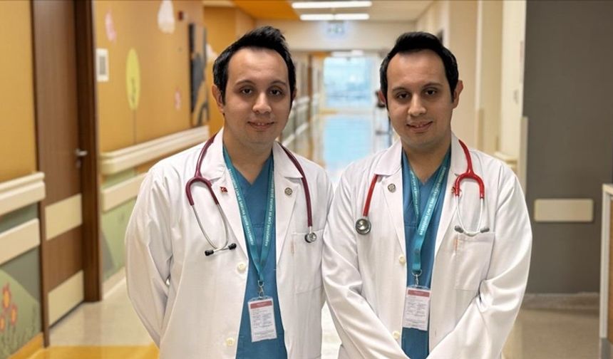 Aynı Yolun Yolcuları: İkiz Doktorların Mesai Arkadaşlığına Uzanan Ömürlük Bağı