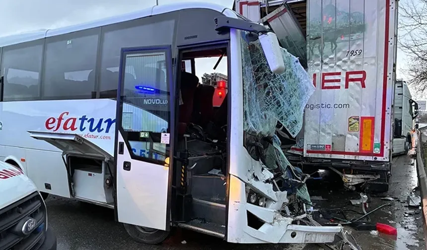 Kurtköy Bağlantı Yolunda Can Pazarı: Midibüs TIR’a Çarptı, 3’ü Ağır 13 Yaralı