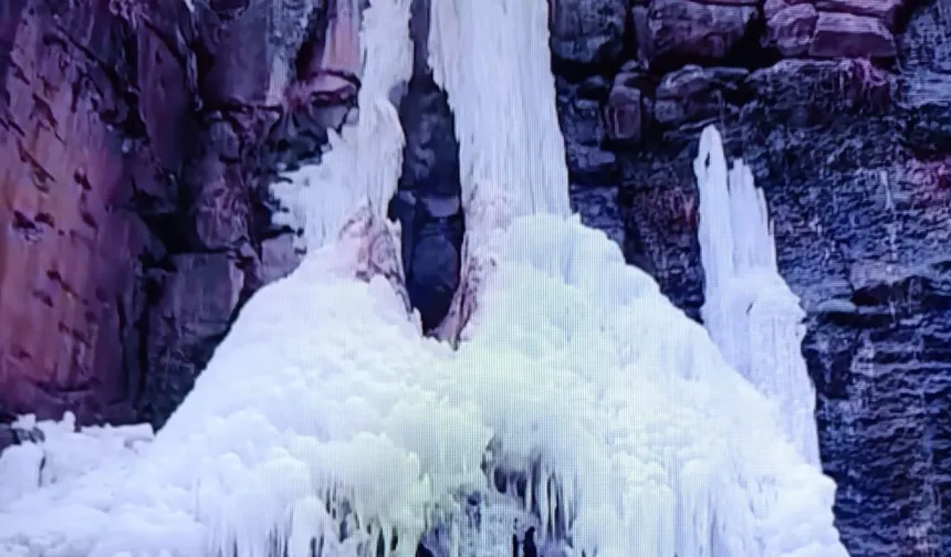 Ilısu’da Kışın Heykelleşen Doğası: Buzdan Şelale Ziyaretçileri Kendine Çekiyor