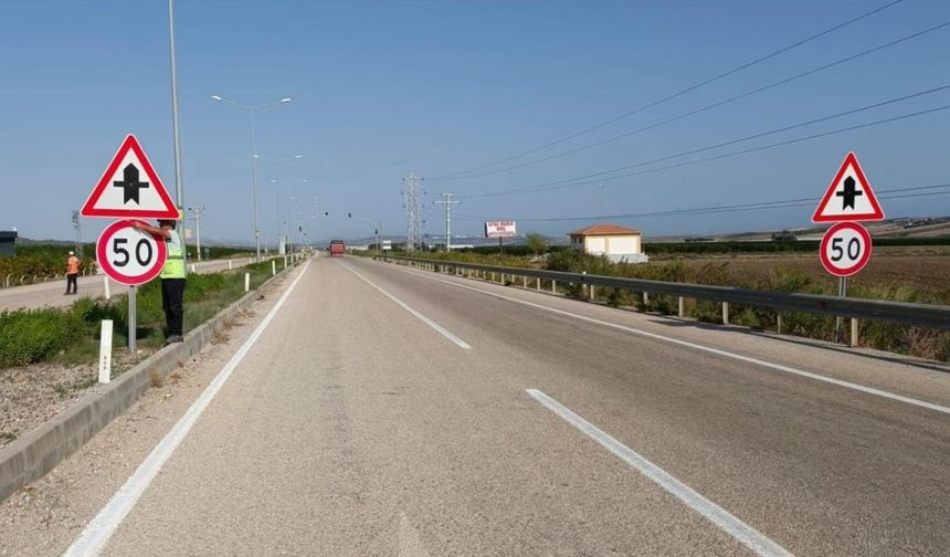 Trafik İşaretlerinde Büyük Değişim: Kara Yollarında Hız Levhaları Azaltıldı