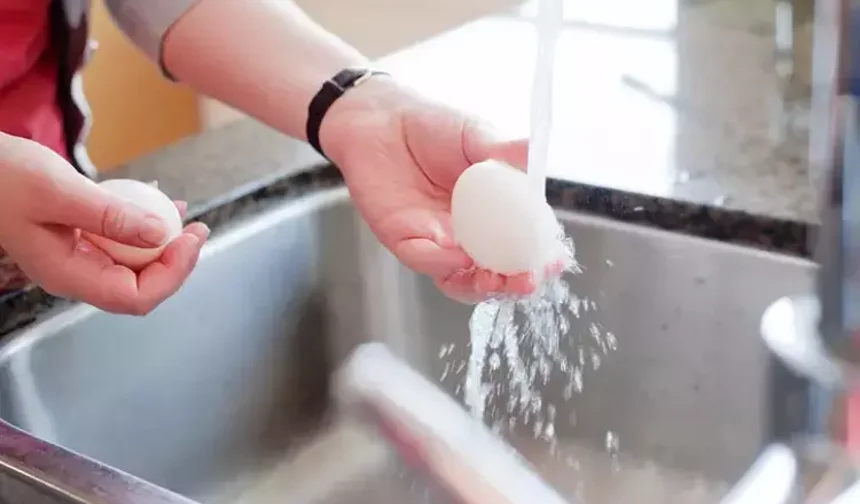 Yumurtayı Buzlu Suya Tutmak Lezzeti Sabote Etti: Uzmanlar Yanlış Alışkanlığı Açıkladı