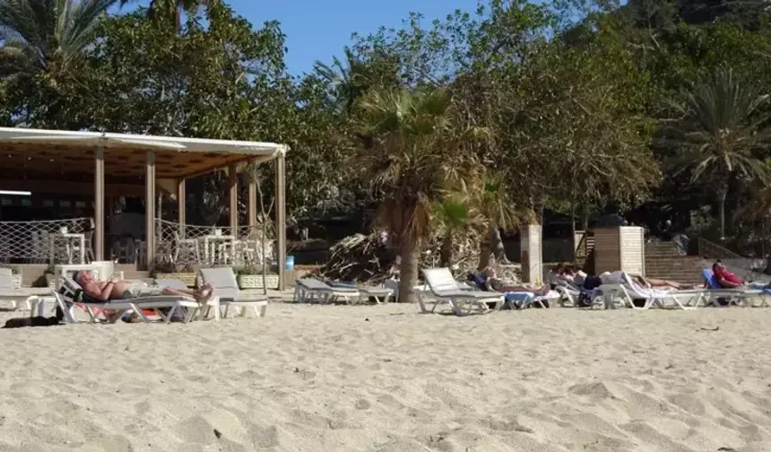 Martta Deniz Keyfi Başladı! Kleopatra Plajı Tatilcilerle Doldu Taştı