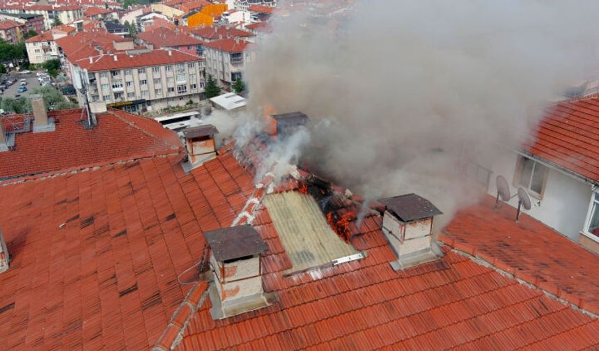 Gökyüzünden Gelen Tehlike: Kütahya'da Yıldırım Çatıyı Vurdu, 9 Katlı Binada Korku Dolu Anlar Yaşandı