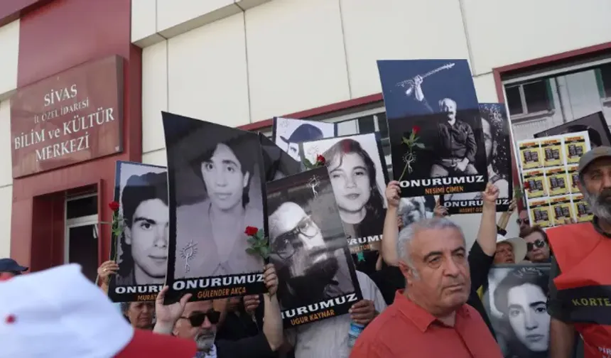 33 Yıl Sonra Aynı Acı: Madımak'ta Yaşamını Yitirenler Sivas'ta Düzenlenen Törenle Anıldı