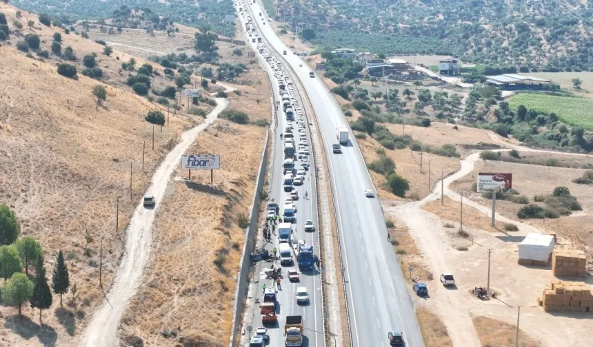 Aydın-Muğla Yolunda Peş Peşe Kaza! Tıra Çarpan Otomobilde Baba ve Kızı Ağır Yaralandı