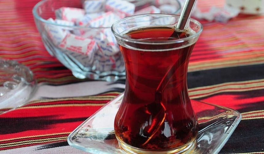 Çaya Lezzet Katıyor: Demliğe Atılan İki Küp Şekerin Etkisi Ortaya Çıktı
