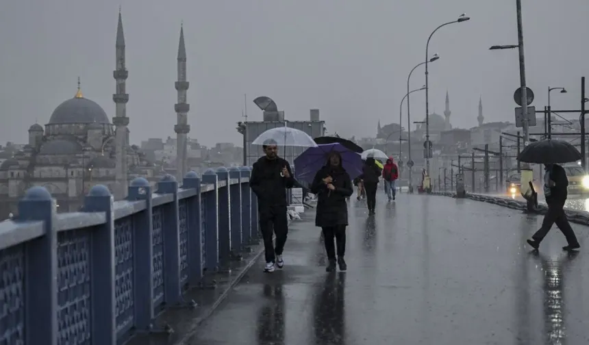 İstanbul’da Sağanak Alarmı! Okullar Tatil Edildi, Motosikletlere Trafik Yasağı Geldi